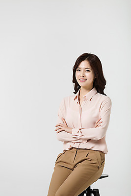포토 JPG 스튜디오촬영 여자 의자 비즈니스 모션 휴식 실내 한명 미소 사람 앉기 동양인 정장 상반신 20대 성인 앞모습 팔짱 한국인 직장인 비즈니스우먼 신입사원 청년만 청년여자만 청년여자한명만 성인여자한명만 국내포토 직업 1 옷 뷰포인트 가구 컨셉 표정 인종 청년 내부 여자만 여자한명만 성인여자만 성인만 파일형식