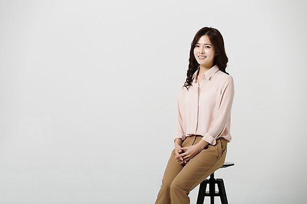 포토 JPG 스튜디오촬영 여자 의자 비즈니스 모션 휴식 실내 한명 미소 사람 앉기 동양인 정장 상반신 20대 성인 앞모습 한국인 직장인 비즈니스우먼 신입사원 손모으기 청년만 청년여자만 청년여자한명만 성인여자한명만 국내포토 직업 1 옷 뷰포인트 가구 컨셉 표정 인종 손짓 청년 내부 여자만 여자한명만 성인여자만 성인만 파일형식