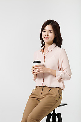 포토 JPG 스튜디오촬영 여자 커피 의자 비즈니스 모션 휴식 실내 한명 서기 미소 들기 사람 동양인 정장 상반신 20대 성인 앞모습 한국인 직장인 비즈니스우먼 신입사원 청년만 청년여자만 청년여자한명만 성인여자한명만 국내포토 직업 1 옷 음료 뷰포인트 가구 컨셉 표정 인종 청년 내부 여자만 여자한명만 성인여자만 성인만 파일형식