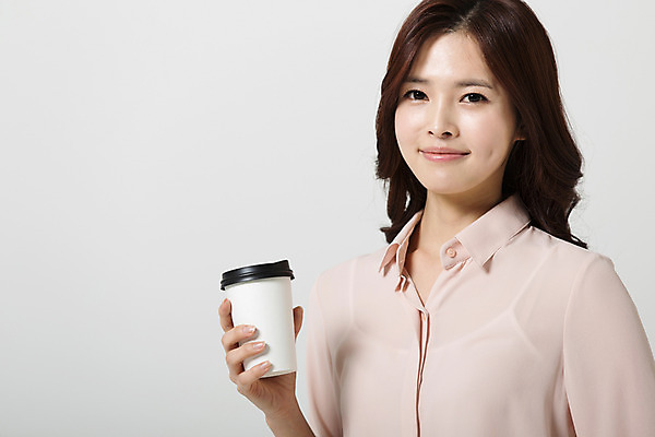 포토 JPG 스튜디오촬영 여자 커피 비즈니스 모션 휴식 실내 한명 미소 들기 사람 동양인 정장 상반신 20대 성인 앞모습 한국인 직장인 비즈니스우먼 신입사원 청년만 청년여자만 청년여자한명만 성인여자한명만 국내포토 직업 1 옷 음료 뷰포인트 컨셉 표정 인종 청년 내부 여자만 여자한명만 성인여자만 성인만 파일형식