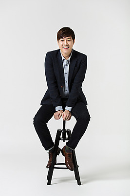 포토 JPG 스튜디오촬영 전신 남자 의자 비즈니스 모션 휴식 실내 한명 미소 사람 앉기 동양인 정장 20대 성인 앞모습 한국인 직장인 비즈니스맨 신입사원 청년만 청년남자만 청년남자한명만 성인남자한명만 국내포토 직업 1 옷 뷰포인트 가구 컨셉 표정 인종 청년 내부 남자만 남자한명만 성인남자만 성인만 파일형식