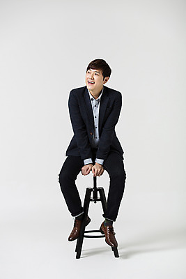 포토 JPG 스튜디오촬영 전신 응시 남자 의자 비즈니스 모션 휴식 실내 한명 미소 사람 앉기 동양인 정장 20대 성인 앞모습 한국인 직장인 비즈니스맨 신입사원 청년만 청년남자만 청년남자한명만 성인남자한명만 국내포토 직업 1 시선 옷 뷰포인트 가구 컨셉 표정 인종 청년 내부 남자만 남자한명만 성인남자만 성인만 파일형식