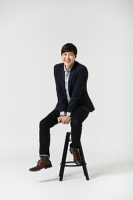 포토 JPG 스튜디오촬영 전신 남자 의자 비즈니스 모션 휴식 실내 한명 미소 사람 앉기 동양인 정장 20대 성인 앞모습 한국인 직장인 비즈니스맨 신입사원 청년만 청년남자만 청년남자한명만 성인남자한명만 국내포토 직업 1 옷 뷰포인트 가구 컨셉 표정 인종 청년 내부 남자만 남자한명만 성인남자만 성인만 파일형식