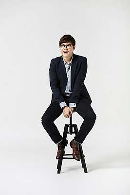 포토 JPG 스튜디오촬영 전신 남자 의자 비즈니스 모션 휴식 실내 한명 미소 사람 동양인 정장 20대 성인 앞모습 한국인 직장인 비즈니스맨 신입사원 청년만 청년남자만 청년남자한명만 성인남자한명만 안경낌 국내포토 직업 1 옷 안경 뷰포인트 가구 컨셉 표정 인종 청년 내부 남자만 남자한명만 성인남자만 성인만 파일형식