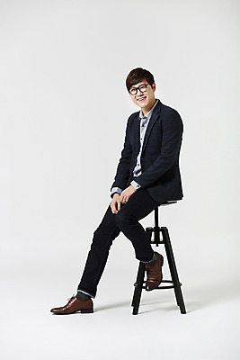 포토 JPG 스튜디오촬영 전신 남자 의자 비즈니스 모션 휴식 실내 한명 미소 사람 앉기 동양인 정장 20대 성인 옆모습 한국인 직장인 비즈니스맨 신입사원 청년만 청년남자만 청년남자한명만 성인남자한명만 안경낌 국내포토 직업 1 옷 안경 뷰포인트 가구 컨셉 표정 인종 청년 내부 남자만 남자한명만 성인남자만 성인만 파일형식