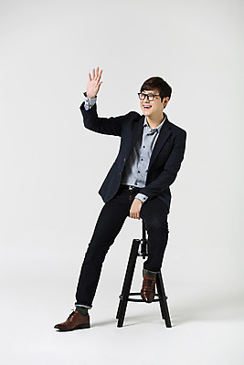 포토 JPG 스튜디오촬영 전신 남자 의자 비즈니스 모션 휴식 실내 한명 미소 사람 앉기 동양인 정장 손짓 20대 성인 앞모습 한국인 직장인 비즈니스맨 신입사원 손인사 청년만 청년남자만 청년남자한명만 성인남자한명만 안경낌 국내포토 직업 1 옷 안경 뷰포인트 가구 컨셉 표정 인종 청년 내부 인사 남자만 남자한명만 성인남자만 성인만 파일형식