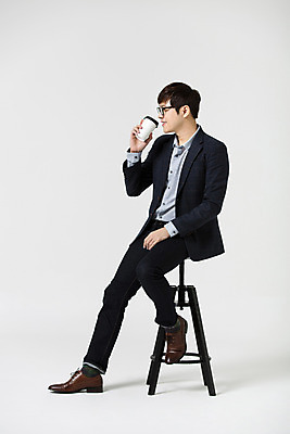 포토 JPG 스튜디오촬영 전신 남자 커피 의자 비즈니스 모션 휴식 실내 한명 들기 사람 앉기 동양인 정장 20대 성인 옆모습 한국인 마시기 직장인 비즈니스맨 신입사원 청년만 청년남자만 청년남자한명만 성인남자한명만 안경낌 국내포토 직업 1 옷 안경 음료 뷰포인트 가구 컨셉 인종 청년 내부 남자만 남자한명만 성인남자만 성인만 파일형식