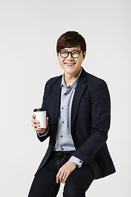 포토 JPG 스튜디오촬영 남자 커피 비즈니스 모션 휴식 실내 한명 미소 들기 사람 앉기 동양인 정장 상반신 20대 성인 앞모습 한국인 직장인 비즈니스맨 신입사원 청년만 청년남자만 청년남자한명만 성인남자한명만 안경낌 국내포토 직업 1 옷 안경 음료 뷰포인트 컨셉 표정 인종 청년 내부 남자만 남자한명만 성인남자만 성인만 파일형식