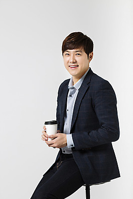 포토 JPG 스튜디오촬영 남자 커피 의자 비즈니스 모션 휴식 실내 한명 미소 들기 사람 앉기 동양인 정장 상반신 20대 성인 옆모습 한국인 직장인 비즈니스맨 신입사원 청년만 청년남자만 청년남자한명만 성인남자한명만 국내포토 직업 1 옷 음료 뷰포인트 가구 컨셉 표정 인종 청년 내부 남자만 남자한명만 성인남자만 성인만 파일형식