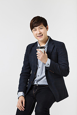 포토 JPG 스튜디오촬영 남자 커피 비즈니스 모션 휴식 실내 한명 미소 들기 사람 앉기 동양인 정장 상반신 20대 성인 앞모습 한국인 직장인 비즈니스맨 신입사원 청년만 청년남자만 청년남자한명만 성인남자한명만 국내포토 직업 1 옷 음료 뷰포인트 컨셉 표정 인종 청년 내부 남자만 남자한명만 성인남자만 성인만 파일형식