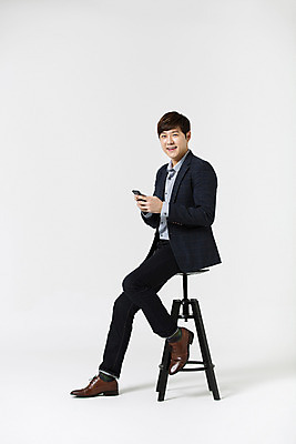 포토 JPG 스튜디오촬영 전신 남자 의자 비즈니스 모션 휴식 실내 한명 미소 들기 사람 앉기 동양인 정장 20대 성인 옆모습 스마트폰 한국인 직장인 비즈니스맨 신입사원 청년만 청년남자만 청년남자한명만 성인남자한명만 국내포토 직업 1 옷 뷰포인트 가구 컨셉 표정 인종 청년 내부 핸드폰 스마트기기 남자만 남자한명만 성인남자만 성인만 파일형식