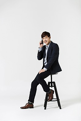 포토 JPG 스튜디오촬영 전신 남자 의자 비즈니스 모션 휴식 실내 한명 미소 들기 사람 앉기 동양인 정장 20대 성인 옆모습 스마트폰 한국인 직장인 비즈니스맨 신입사원 통화 청년만 청년남자만 청년남자한명만 성인남자한명만 국내포토 직업 1 옷 뷰포인트 가구 컨셉 표정 인종 청년 내부 핸드폰 스마트기기 남자만 남자한명만 성인남자만 성인만 파일형식