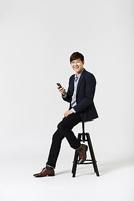 포토 JPG 스튜디오촬영 전신 남자 의자 비즈니스 모션 휴식 실내 한명 미소 들기 사람 앉기 동양인 정장 20대 성인 옆모습 스마트폰 한국인 직장인 비즈니스맨 신입사원 청년만 청년남자만 청년남자한명만 성인남자한명만 국내포토 직업 1 옷 뷰포인트 가구 컨셉 표정 인종 청년 내부 핸드폰 스마트기기 남자만 남자한명만 성인남자만 성인만 파일형식