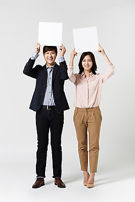 포토 JPG 스튜디오촬영 전신 배너 여자 남자 비즈니스 모션 사각프레임 광고판 실내 서기 미소 들기 사람 동양인 정장 20대 성인 두명 앞모습 한국인 직장인 비즈니스맨 비즈니스우먼 알림 동료 신입사원 청년만 성인만 국내포토 직업 옷 뷰포인트 관계 프레임 알림판 표정 인종 청년 내부 사각형 판 파일형식