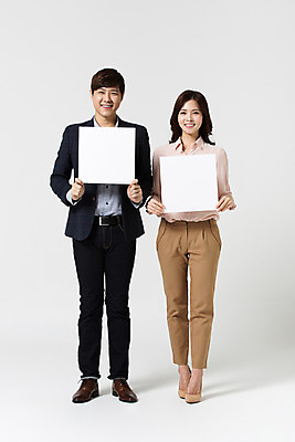 포토 JPG 스튜디오촬영 전신 배너 여자 남자 비즈니스 모션 사각프레임 광고판 실내 서기 미소 들기 사람 동양인 정장 20대 성인 두명 앞모습 한국인 직장인 비즈니스맨 비즈니스우먼 알림 동료 신입사원 청년만 성인만 국내포토 직업 옷 뷰포인트 관계 프레임 알림판 표정 인종 청년 내부 사각형 판 파일형식