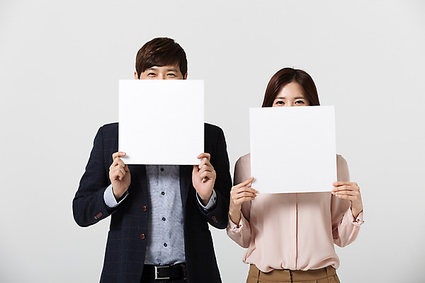 포토 JPG 스튜디오촬영 배너 여자 남자 비즈니스 모션 사각프레임 광고판 실내 서기 미소 들기 사람 동양인 정장 상반신 20대 성인 두명 앞모습 한국인 가림 직장인 비즈니스맨 비즈니스우먼 알림 동료 신입사원 청년만 성인만 국내포토 직업 옷 뷰포인트 관계 프레임 알림판 표정 인종 청년 내부 사각형 판 파일형식