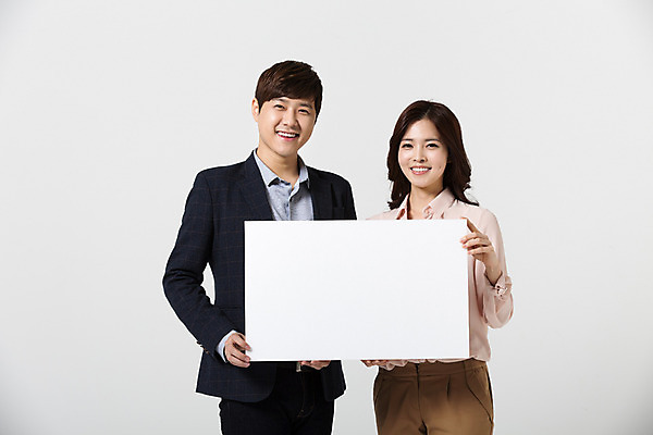 포토 JPG 스튜디오촬영 배너 여자 남자 비즈니스 모션 사각프레임 광고판 실내 서기 미소 들기 사람 동양인 정장 상반신 20대 성인 두명 앞모습 한국인 직장인 비즈니스맨 비즈니스우먼 알림 동료 신입사원 청년만 성인만 국내포토 직업 옷 뷰포인트 관계 프레임 알림판 표정 인종 청년 내부 사각형 판 파일형식