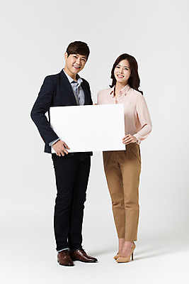 포토 JPG 스튜디오촬영 전신 배너 여자 남자 비즈니스 모션 사각프레임 광고판 실내 서기 미소 들기 사람 동양인 정장 20대 성인 두명 앞모습 한국인 직장인 비즈니스맨 비즈니스우먼 알림 동료 신입사원 청년만 성인만 국내포토 직업 옷 뷰포인트 관계 프레임 알림판 표정 인종 청년 내부 사각형 판 파일형식