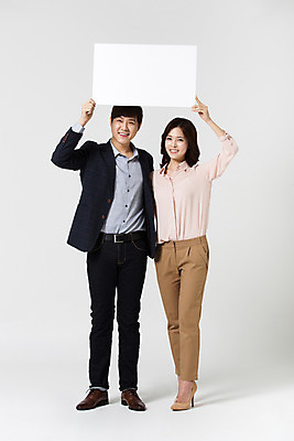 포토 JPG 스튜디오촬영 전신 배너 여자 남자 비즈니스 모션 사각프레임 광고판 실내 서기 미소 들기 사람 동양인 정장 20대 성인 두명 앞모습 한국인 직장인 비즈니스맨 비즈니스우먼 알림 동료 신입사원 청년만 성인만 국내포토 직업 옷 뷰포인트 관계 프레임 알림판 표정 인종 청년 내부 사각형 판 파일형식