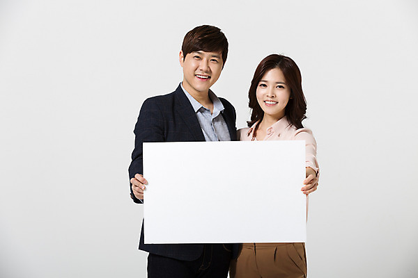 포토 JPG 스튜디오촬영 배너 여자 남자 비즈니스 모션 사각프레임 광고판 실내 서기 미소 들기 사람 동양인 정장 상반신 20대 성인 두명 앞모습 한국인 직장인 비즈니스맨 비즈니스우먼 알림 동료 신입사원 청년만 성인만 국내포토 직업 옷 뷰포인트 관계 프레임 알림판 표정 인종 청년 내부 사각형 판 파일형식