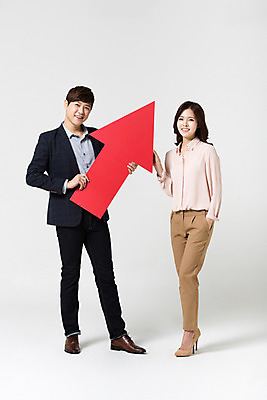 포토 JPG 스튜디오촬영 전신 여자 남자 화살표 비즈니스 모션 실내 서기 미소 들기 사람 동양인 정장 20대 성인 두명 앞모습 한국인 직장인 비즈니스맨 비즈니스우먼 동료 신입사원 주머니손 청년만 성인만 국내포토 직업 옷 뷰포인트 관계 표정 인종 청년 내부 파일형식