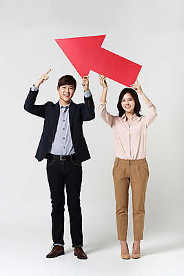 포토 JPG 스튜디오촬영 전신 여자 남자 화살표 비즈니스 모션 실내 서기 미소 들기 사람 동양인 정장 손짓 20대 성인 두명 앞모습 한국인 가리킴 직장인 비즈니스맨 비즈니스우먼 동료 신입사원 청년만 성인만 국내포토 직업 옷 뷰포인트 관계 표정 인종 청년 내부 파일형식