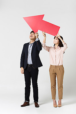 포토 JPG 스튜디오촬영 전신 응시 여자 남자 화살표 비즈니스 모션 실내 서기 미소 들기 사람 동양인 정장 20대 성인 두명 앞모습 한국인 올려보기 직장인 비즈니스맨 비즈니스우먼 동료 신입사원 청년만 성인만 국내포토 직업 시선 옷 뷰포인트 관계 표정 인종 청년 내부 파일형식