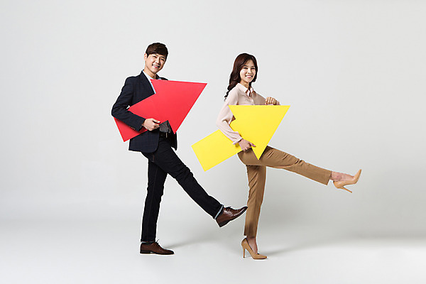 포토 JPG 스튜디오촬영 전신 여자 남자 화살표 비즈니스 모션 실내 서기 미소 들기 사람 동양인 정장 20대 성인 두명 옆모습 한국인 직장인 비즈니스맨 비즈니스우먼 동료 신입사원 다리들기 청년만 성인만 국내포토 직업 옷 뷰포인트 관계 표정 인종 청년 내부 파일형식