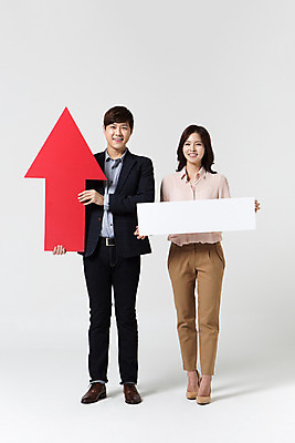 포토 JPG 스튜디오촬영 전신 배너 여자 남자 화살표 비즈니스 모션 사각프레임 광고판 실내 서기 미소 들기 사람 동양인 정장 20대 성인 두명 앞모습 한국인 직장인 비즈니스맨 비즈니스우먼 동료 신입사원 청년만 성인만 국내포토 직업 옷 뷰포인트 관계 프레임 알림판 표정 인종 청년 내부 사각형 판 파일형식