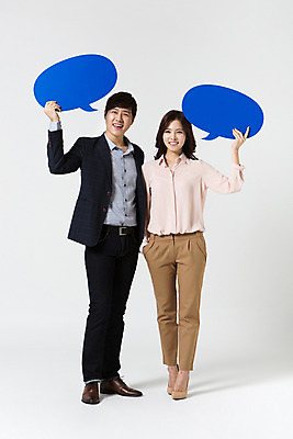 포토 JPG 스튜디오촬영 전신 여자 남자 말풍선 비즈니스 모션 실내 서기 미소 들기 사람 동양인 정장 20대 성인 두명 앞모습 한국인 직장인 비즈니스맨 비즈니스우먼 동료 신입사원 청년만 성인만 국내포토 직업 옷 뷰포인트 관계 표정 인종 청년 내부 파일형식