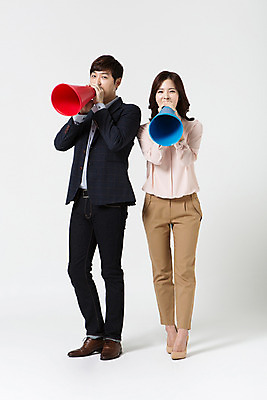 포토 JPG 스튜디오촬영 전신 여자 남자 비즈니스 모션 실내 서기 들기 사람 동양인 정장 20대 성인 두명 앞모습 확성기 외침 한국인 직장인 비즈니스맨 비즈니스우먼 동료 신입사원 청년만 성인만 국내포토 직업 옷 뷰포인트 관계 인종 청년 내부 소리 파일형식