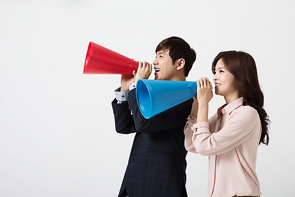 포토 JPG 스튜디오촬영 여자 남자 비즈니스 모션 실내 서기 미소 들기 사람 동양인 정장 상반신 20대 성인 두명 옆모습 확성기 외침 한국인 직장인 비즈니스맨 비즈니스우먼 동료 신입사원 청년만 성인만 국내포토 직업 옷 뷰포인트 관계 표정 인종 청년 내부 소리 파일형식