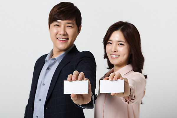 포토 JPG 스튜디오촬영 여자 남자 비즈니스 모션 명함 실내 서기 미소 들기 사람 동양인 정장 상반신 20대 성인 두명 앞모습 한국인 직장인 비즈니스맨 비즈니스우먼 동료 주기 신입사원 청년만 성인만 국내포토 직업 옷 뷰포인트 관계 표정 인종 청년 내부 파일형식