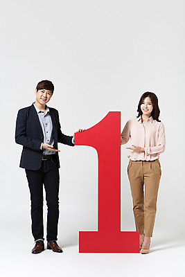 포토 JPG 스튜디오촬영 전신 1 여자 남자 비즈니스 모션 실내 서기 미소 사람 동양인 정장 손짓 20대 성인 두명 앞모습 한국인 가리킴 직장인 비즈니스맨 비즈니스우먼 동료 신입사원 청년만 성인만 국내포토 직업 옷 뷰포인트 관계 표정 인종 청년 내부 파일형식