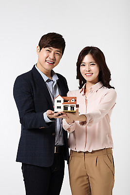 포토 JPG 스튜디오촬영 여자 남자 비즈니스 모션 부동산 주택 실내 서기 미소 들기 사람 동양인 정장 상반신 20대 성인 두명 앞모습 미니어처 한국인 직장인 비즈니스맨 비즈니스우먼 동료 신입사원 청년만 성인만 국내포토 직업 옷 뷰포인트 관계 표정 인종 청년 내부 건물 모형 재산 파일형식