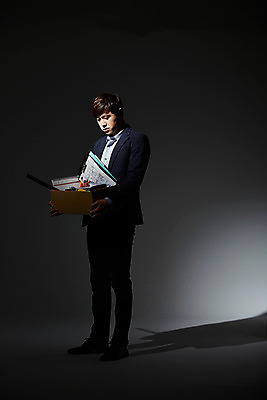 포토 JPG 스튜디오촬영 전신 남자 비즈니스 모션 실내 그림자 한명 서기 들기 사람 동양인 정장 20대 성인 옆모습 상자 사무용품 한국인 직장인 비즈니스맨 좌절 오브젝트 신입사원 해고 청년만 청년남자만 청년남자한명만 성인남자한명만 국내포토 직업 1 옷 감정 뷰포인트 컨셉 문구용품 인종 청년 내부 남자만 남자한명만 성인남자만 성인만 파일형식
