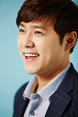 포토 JPG 스튜디오촬영 응시 남자 비즈니스 모션 실내 한명 서기 미소 사람 동양인 정장 상반신 20대 성인 옆모습 한국인 직장인 비즈니스맨 신입사원 청년만 청년남자만 청년남자한명만 성인남자한명만 국내포토 직업 1 시선 옷 뷰포인트 표정 인종 청년 내부 남자만 남자한명만 성인남자만 성인만 파일형식