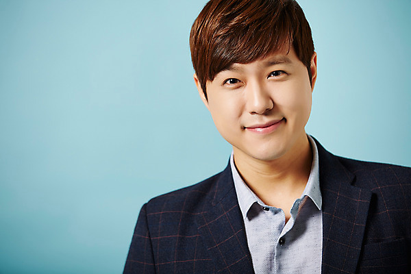 포토 JPG 스튜디오촬영 남자 비즈니스 모션 실내 한명 서기 미소 사람 동양인 정장 상반신 20대 성인 앞모습 한국인 직장인 비즈니스맨 신입사원 청년만 청년남자만 청년남자한명만 성인남자한명만 국내포토 직업 1 옷 뷰포인트 표정 인종 청년 내부 남자만 남자한명만 성인남자만 성인만 파일형식