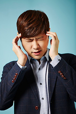 포토 JPG 스튜디오촬영 남자 비즈니스 모션 실내 한명 서기 사람 동양인 정장 손짓 상반신 20대 성인 앞모습 고통 한국인 직장인 비즈니스맨 찡그림 신입사원 두통 청년만 청년남자만 청년남자한명만 성인남자한명만 국내포토 직업 1 옷 감정 뷰포인트 표정 인종 청년 내부 질병 남자만 남자한명만 성인남자만 성인만 파일형식