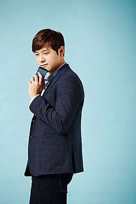 포토 JPG 스튜디오촬영 남자 생각 비즈니스 모션 실내 한명 서기 미소 들기 사람 동양인 정장 상반신 20대 성인 옆모습 스마트폰 한국인 직장인 비즈니스맨 신입사원 청년만 청년남자만 청년남자한명만 성인남자한명만 국내포토 직업 1 옷 뷰포인트 표정 인종 청년 내부 핸드폰 스마트기기 남자만 남자한명만 성인남자만 성인만 파일형식