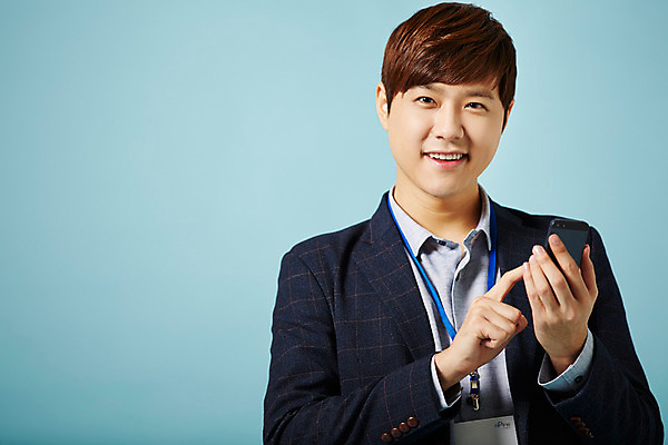 포토 JPG 스튜디오촬영 남자 비즈니스 모션 실내 한명 서기 미소 들기 사람 동양인 정장 상반신 20대 성인 앞모습 스마트폰 한국인 직장인 비즈니스맨 신입사원 사원증 청년만 청년남자만 청년남자한명만 성인남자한명만 국내포토 직업 1 옷 뷰포인트 표정 인종 청년 내부 핸드폰 스마트기기 남자만 남자한명만 성인남자만 성인만 파일형식
