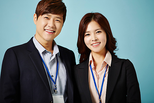 포토 JPG 스튜디오촬영 여자 남자 비즈니스 모션 실내 서기 미소 사람 동양인 정장 상반신 20대 성인 두명 앞모습 한국인 직장인 비즈니스맨 비즈니스우먼 동료 신입사원 사원증 청년만 성인만 국내포토 직업 옷 뷰포인트 관계 표정 인종 청년 내부 파일형식