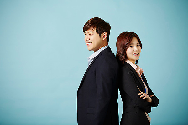 포토 JPG 스튜디오촬영 응시 여자 남자 비즈니스 모션 실내 서기 미소 사람 동양인 정장 상반신 20대 성인 두명 옆모습 팔짱 한국인 등맞대기 직장인 비즈니스맨 비즈니스우먼 동료 신입사원 청년만 성인만 국내포토 직업 시선 옷 뷰포인트 관계 표정 인종 청년 내부 파일형식