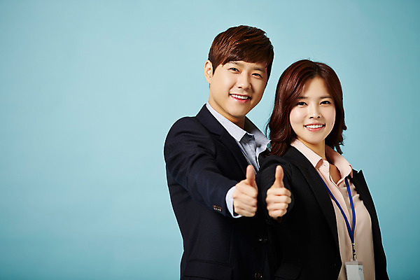 포토 JPG 스튜디오촬영 여자 남자 비즈니스 모션 실내 서기 미소 사람 동양인 정장 손짓 상반신 20대 성인 두명 옆모습 한국인 엄지손가락 최고 직장인 비즈니스맨 비즈니스우먼 동료 신입사원 사원증 청년만 성인만 국내포토 직업 옷 뷰포인트 손가락 관계 표정 인종 청년 내부 파일형식