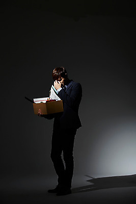 포토 직업 1 옷 남자 감정 뷰포인트 컨셉 비즈니스 모션 문구용품 실내 사람 동양인 인종 청년 내부 직장인 남자만 남자한명만 성인남자만 청년만 청년남자만 성인만 파일형식 JPG 스튜디오촬영 전신 그림자 한명 서기 들기 정장 20대 성인 옆모습 상자 사무용품 한국인 비즈니스맨 좌절 오브젝트 신입사원 해고 청년남자한명만 성인남자한명만 국내포토