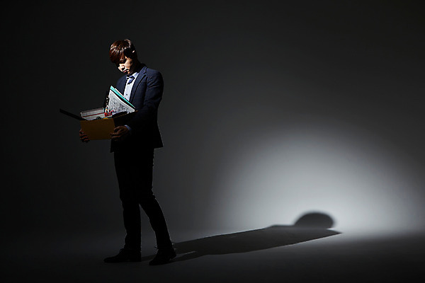 포토 JPG 스튜디오촬영 전신 남자 비즈니스 모션 실내 그림자 한명 서기 들기 사람 동양인 정장 20대 성인 옆모습 상자 사무용품 어둠 한국인 직장인 비즈니스맨 좌절 오브젝트 신입사원 해고 청년만 청년남자만 청년남자한명만 성인남자한명만 국내포토 직업 1 옷 감정 뷰포인트 컨셉 문구용품 인종 청년 내부 남자만 남자한명만 성인남자만 성인만 파일형식