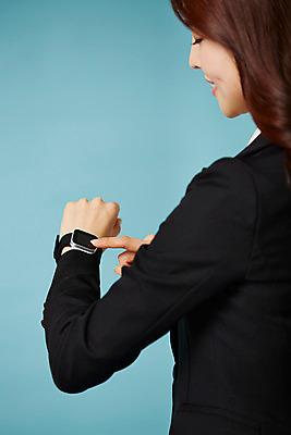 포토 JPG 스튜디오촬영 여자 비즈니스 모션 실내 한명 서기 미소 사람 동양인 정장 손짓 상반신 20대 성인 뒷모습 터치 한국인 직장인 비즈니스우먼 신입사원 스마트워치 청년만 청년여자만 청년여자한명만 성인여자한명만 국내포토 직업 1 옷 뷰포인트 표정 인종 청년 내부 스마트기기 웨어러블 여자만 여자한명만 성인여자만 성인만 파일형식