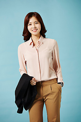 포토 JPG 스튜디오촬영 여자 비즈니스 모션 실내 한명 서기 미소 들기 사람 동양인 정장 상반신 20대 성인 앞모습 재킷 한국인 직장인 비즈니스우먼 신입사원 주머니손 스마트워치 청년만 청년여자만 청년여자한명만 성인여자한명만 국내포토 직업 1 옷 뷰포인트 표정 인종 청년 내부 스마트기기 외투 웨어러블 여자만 여자한명만 성인여자만 성인만 파일형식