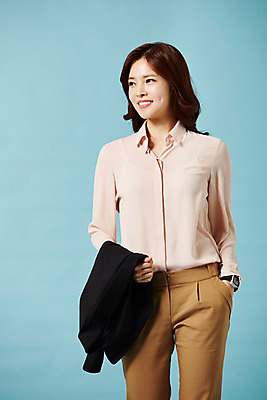 포토 JPG 스튜디오촬영 여자 비즈니스 모션 실내 한명 서기 미소 들기 사람 동양인 정장 상반신 20대 성인 앞모습 재킷 한국인 직장인 비즈니스우먼 신입사원 주머니손 스마트워치 청년만 청년여자만 청년여자한명만 성인여자한명만 국내포토 직업 1 옷 뷰포인트 표정 인종 청년 내부 스마트기기 외투 웨어러블 여자만 여자한명만 성인여자만 성인만 파일형식