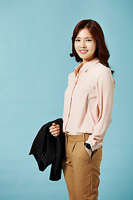 포토 JPG 스튜디오촬영 여자 비즈니스 모션 실내 한명 서기 미소 들기 사람 동양인 정장 손짓 상반신 20대 성인 옆모습 재킷 한국인 직장인 비즈니스우먼 신입사원 주머니손 청년만 청년여자만 청년여자한명만 성인여자한명만 국내포토 직업 1 옷 뷰포인트 표정 인종 청년 내부 외투 여자만 여자한명만 성인여자만 성인만 파일형식